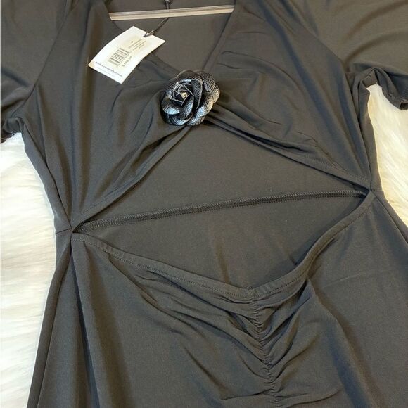 NWT WeWoreWhat Black Asymmetrical Cut Out V-Neck Midi Dress - Picture 5 of 8